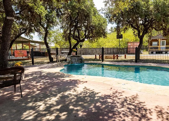 The Historic Leakey Inn