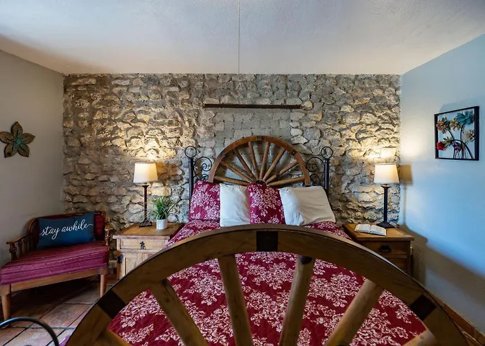 The Historic Leakey Inn